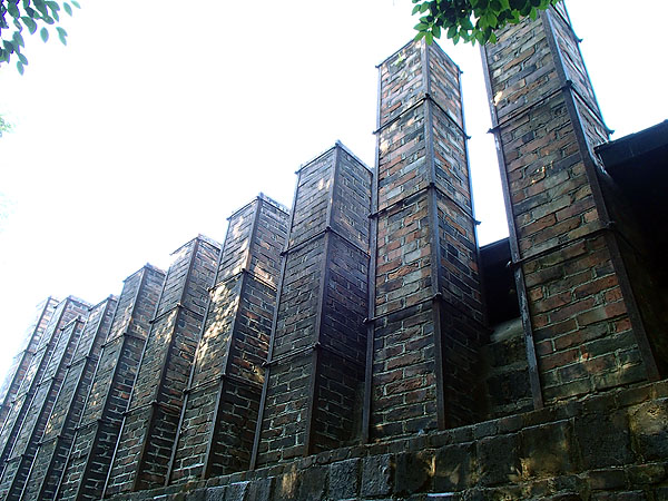 １０本もの煙突が並んでいる